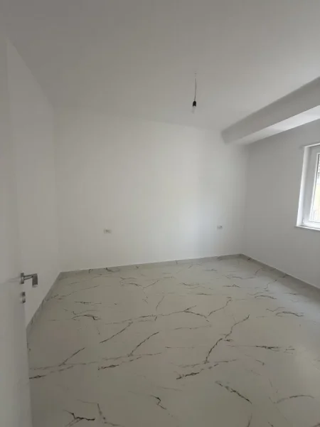 Tirane, jepet me qera ambjent biznesi Kati 1, 90 m² 1.300 € (Donika Center)