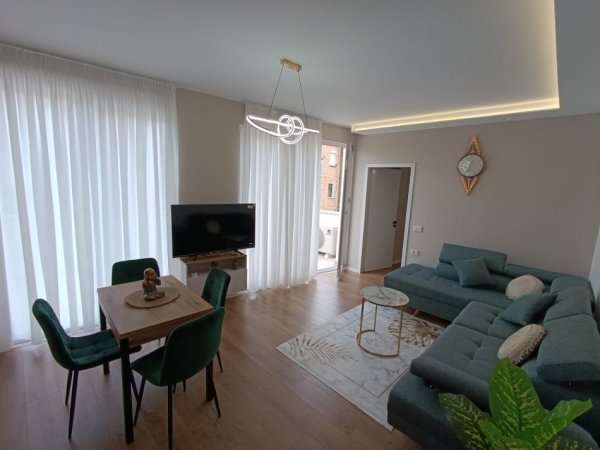 Tirane, jepet me qera apartament 2+1+Aneks+Ballkon Kati 3, 106 m² 1.000 € (Qender)