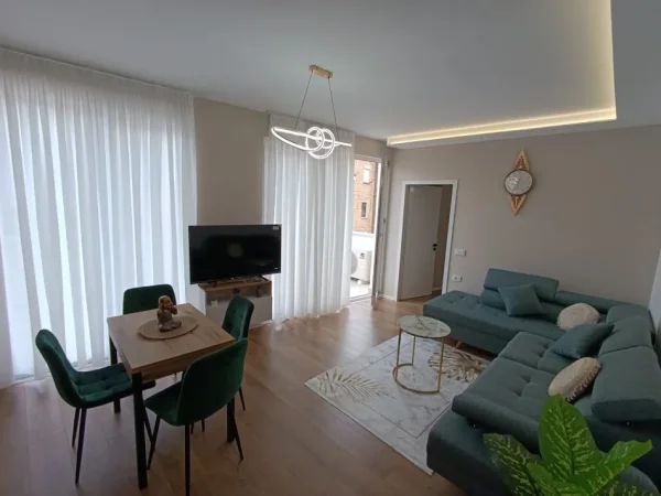 Tirane, jepet me qera apartament 2+1+Aneks+Ballkon Kati 3, 106 m² 1.000 € (Qender)