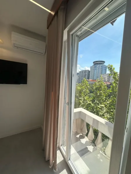 Tirane, jepen me qera 2 garsoniere  Kati 5, 40 m² + 40 m2  Cmimi 45.000 Leke njera (Rr.Reshit Collaku Shallvaret)