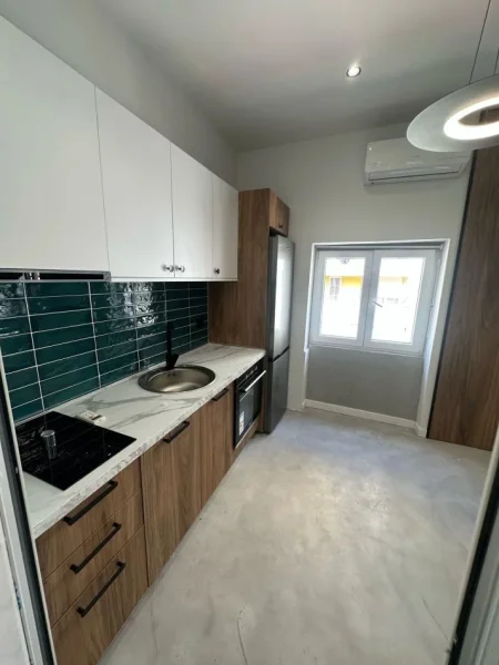 Tirane, jepen me qera 2 garsoniere  Kati 5, 40 m² + 40 m2  Cmimi 45.000 Leke njera (Rr.Reshit Collaku Shallvaret)