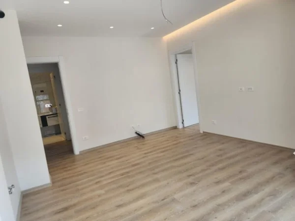 Tirane, jepet me qera apartament 2+1 bosh + parkim Kati 6, 92 m² 500 € (STACIONI I TRENIT)