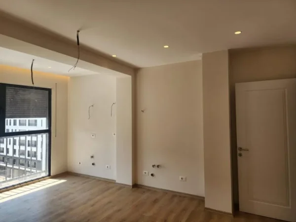 Tirane, jepet me qera apartament 2+1 bosh + parkim Kati 6, 92 m² 500 € (STACIONI I TRENIT)