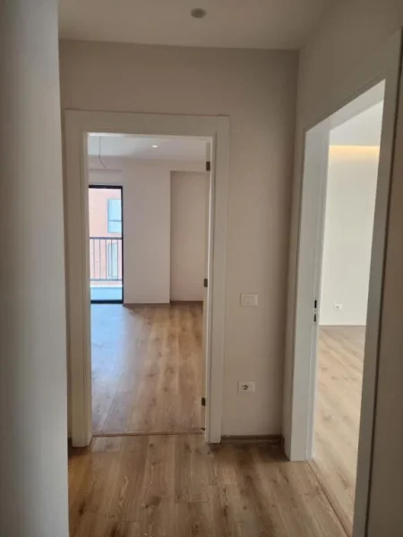 Tirane, jepet me qera apartament 2+1 bosh + parkim Kati 6, 92 m² 500 € (STACIONI I TRENIT)