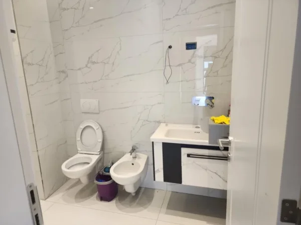 Tirane, jepet me qera apartament 2+1 bosh + parkim Kati 6, 92 m² 500 € (STACIONI I TRENIT)