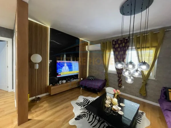 Tirane, jepet me qera apartament 2+1+Ballkon Kati 6, 95 m² 1.800 € (STADIUMI DINAMO)