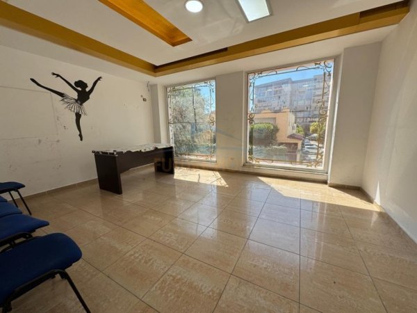Tirane, jepet me qera ambjent biznesi Kati 2, 120 m² 1.800 € (KOMUNA E PARISIT)