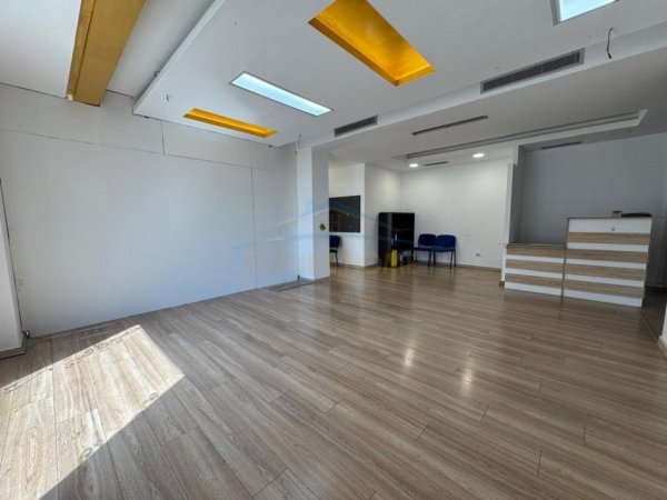 Tirane, jepet me qera ambjent biznesi Kati 2, 120 m² 1.800 € (KOMUNA E PARISIT)