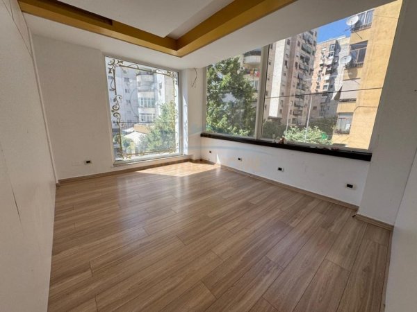 Tirane, jepet me qera ambjent biznesi Kati 2, 120 m² 1.800 € (KOMUNA E PARISIT)