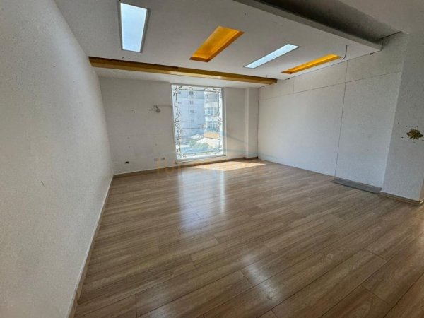 Tirane, jepet me qera ambjent biznesi Kati 2, 120 m² 1.800 € (KOMUNA E PARISIT)
