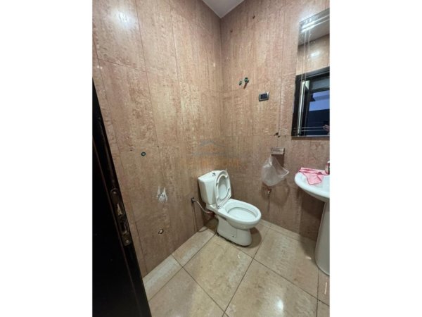 Tirane, jepet me qera ambjent biznesi Kati 2, 120 m² 1.800 € (KOMUNA E PARISIT)