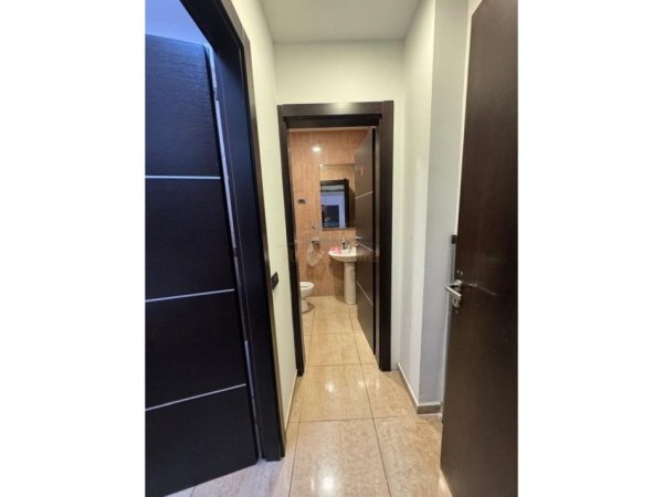 Tirane, jepet me qera ambjent biznesi Kati 2, 120 m² 1.800 € (KOMUNA E PARISIT)