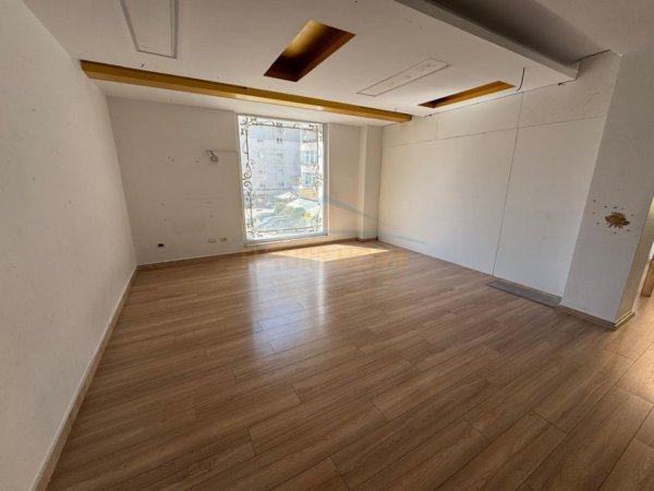 Tirane, jepet me qera ambjent biznesi Kati 2, 120 m² 1.800 € (KOMUNA E PARISIT)