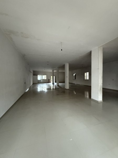 Tirane, jepet me qera ambjent biznesi Kati 0, 200 m² 1.000 € (rruga 5 maji)