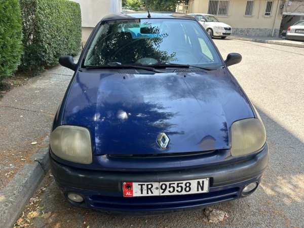 Tirane, shes makine Renault Nafte, blu e errët manuale Kondicioner 284.000 km 1.100 €
