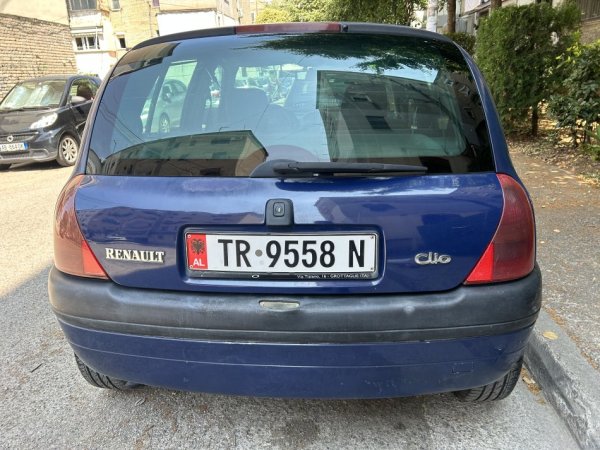 Tirane, shes makine Renault Nafte, blu e errët manuale Kondicioner 284.000 km 1.100 €