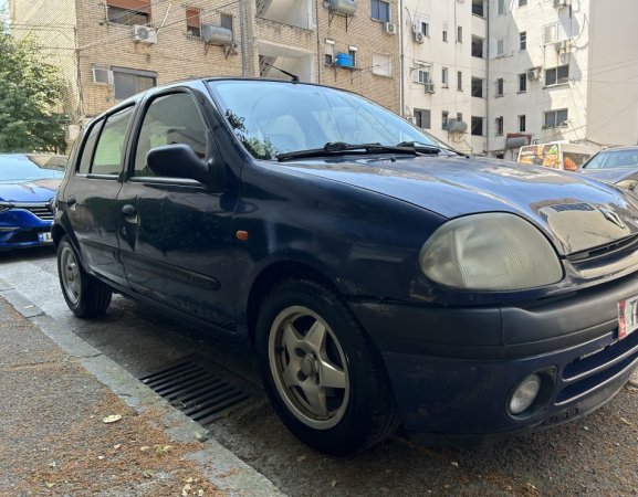 Tirane, shes makine Renault Nafte, blu e errët manuale Kondicioner 284.000 km 1.100 €
