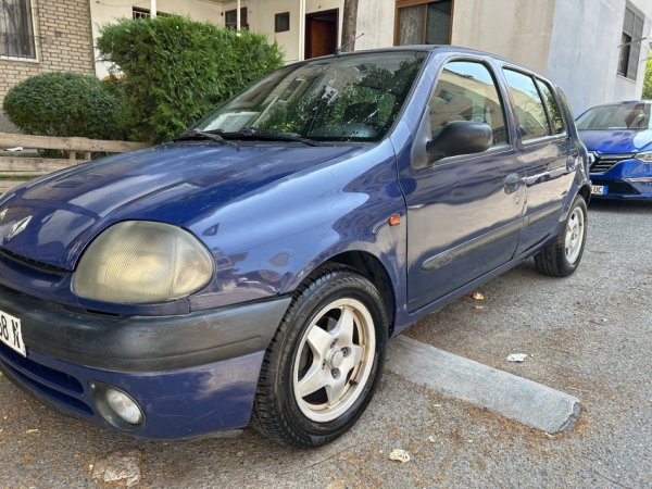 Tirane, shes makine Renault Nafte, blu e errët manuale Kondicioner 284.000 km 1.100 €