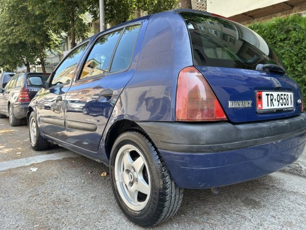 Tirane, shes makine Renault Nafte, blu e errët manuale Kondicioner 284.000 km 1.100 €