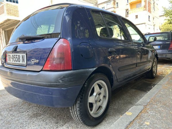 Tirane, shes makine Renault Nafte, blu e errët manuale Kondicioner 284.000 km 1.100 €