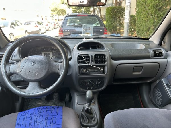 Tirane, shes makine Renault Nafte, blu e errët manuale Kondicioner 284.000 km 1.100 €