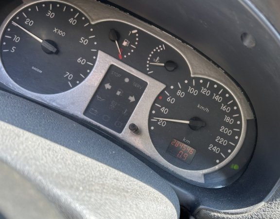 Tirane, shes makine Renault Nafte, blu e errët manuale Kondicioner 284.000 km 1.100 €