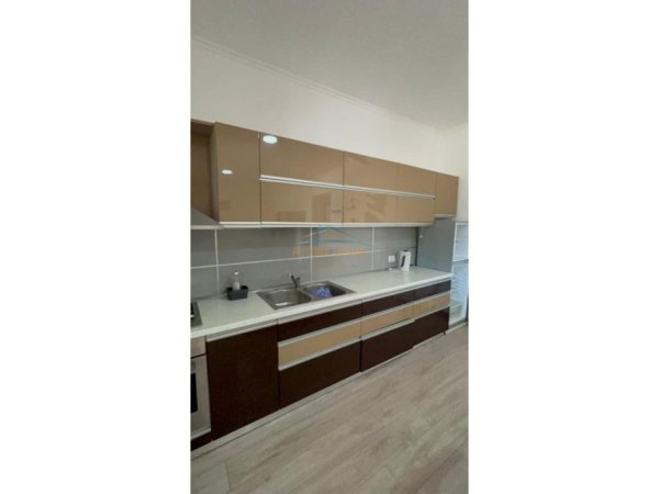 Tirane, jepet me qera apartament 3+1+Ballkon Kati 2, 105 m² 550 € (Rruga e Kavajes)