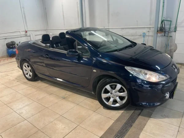 Tirane, shitet makine Peuget Benzin, blu e errët manuale 234.000 km 4.000 €
