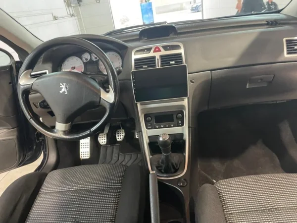 Tirane, shitet makine Peuget Benzin, blu e errët manuale 234.000 km 4.000 €