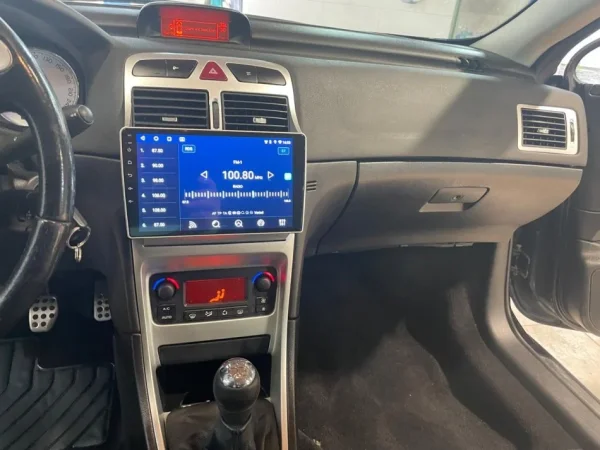 Tirane, shitet makine Peuget Benzin, blu e errët manuale 234.000 km 4.000 €