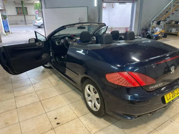 Tirane, shitet makine Peuget Benzin, blu e errët manuale 234.000 km 4.000 €