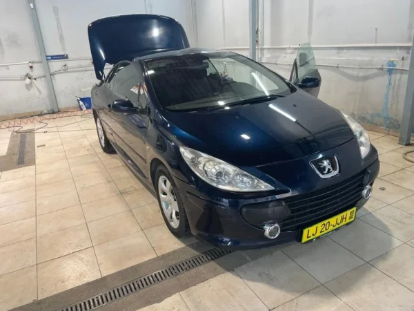 Tirane, shitet makine Peuget Benzin, blu e errët manuale 234.000 km 4.000 €