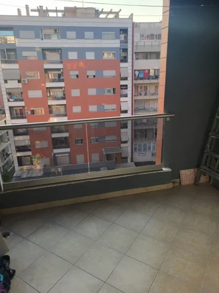 Tirane, jepet me qera apartament 1+1+Ballkon Kati 6, 350 € (Astir)