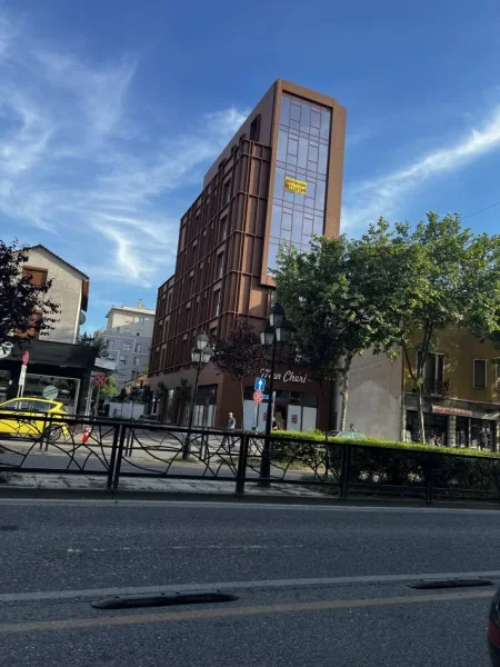Tirane, jepet me qera zyre Kati 1, 50 m² 1.000 € 