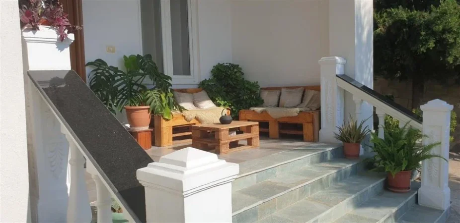 Tirane, jepet me qera shtepi 4+1+Aneks+Ballkon Kati 1, 1 m² 
