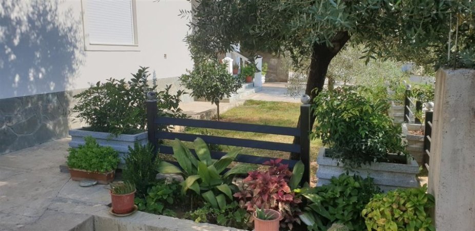 Tirane, jepet me qera shtepi 4+1+Aneks+Ballkon Kati 1, 1 m² 