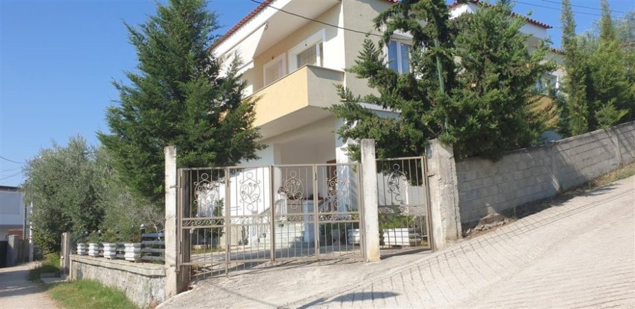 Tirane, jepet me qera shtepi 4+1+Aneks+Ballkon Kati 1, 1 m² 