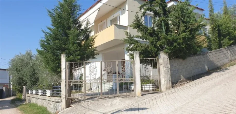 Tirane, jepet me qera shtepi 4+1+Aneks+Ballkon Kati 1, 1 m² 