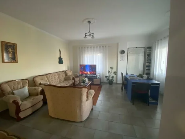 Tirane, jepet me qera shtepi 4+1+Aneks+Ballkon Kati 1, 1 m² 