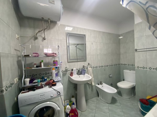 Tirane, shitet apartament 2+1+Ballkon Kati 10, 93 m² 195.000 € (Rruga Kavajes)
