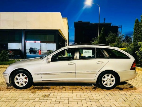 Tirane, shes makine me portobagazh Mercedez-benz Nafte, gri metalizato automatik Klima 290.000 km 3.100 €