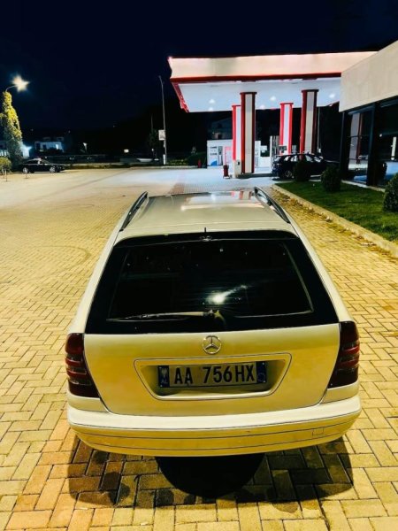 Tirane, shes makine me portobagazh Mercedez-benz Nafte, gri metalizato automatik Klima 290.000 km 3.100 €