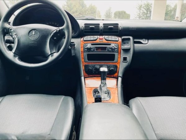 Tirane, shes makine me portobagazh Mercedez-benz Nafte, gri metalizato automatik Klima 290.000 km 3.100 €