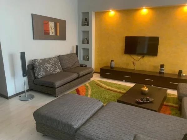 APARTAMENT  2+1 ME QIRA ISH EKSPOZITA   650 €