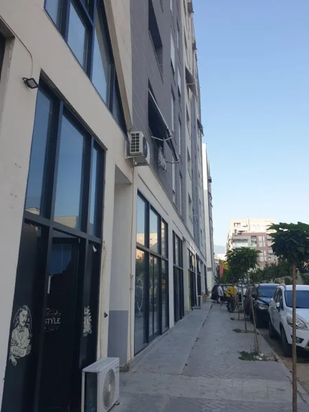 Tirane, jepet me qera dyqan Kati 0, 25 m² 420 Euro (Globe)