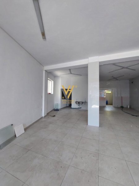 Tirane, jepet me qera dyqan Kati 0, 105 m² 800 € (RRUGA ”4 DESHMORET”)