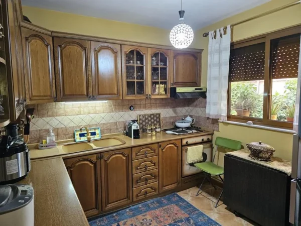 Tirane, shes apartament duplex 3+1 Kati 2, 110 m² 220.000 € rruga muhamet gjollesha
