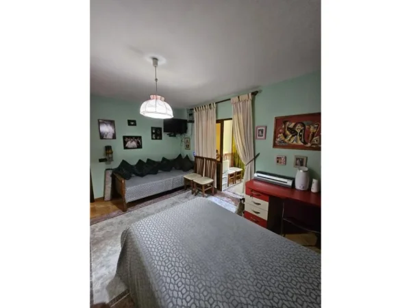 Tirane, shes apartament duplex 3+1 Kati 2, 110 m² 220.000 € rruga muhamet gjollesha