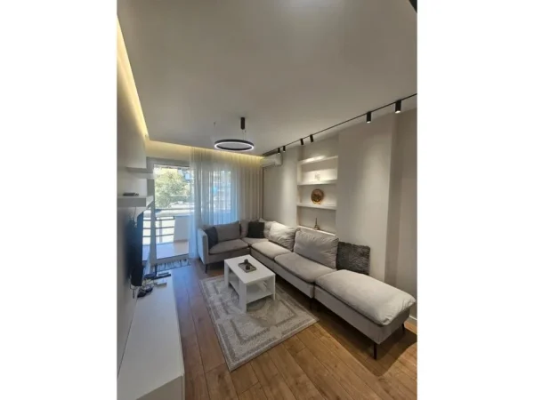 Tirane, jepet me qera apartament+verande | Penthouse 1+1 Kati 5, 61 m² 650 € (rruga e elbasanit)