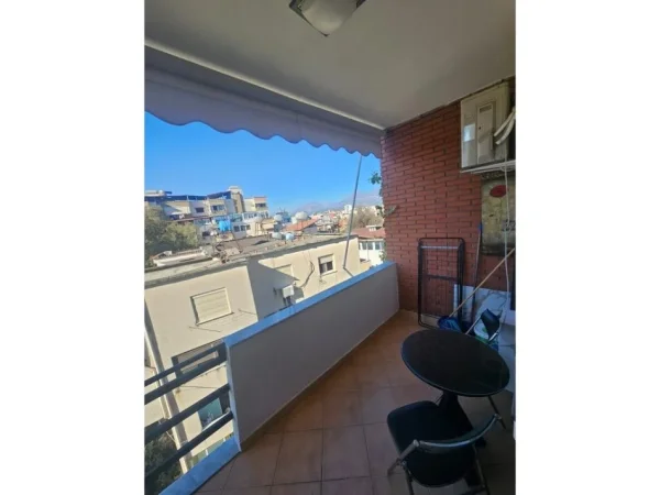 Tirane, jepet me qera apartament+verande | Penthouse 1+1 Kati 5, 61 m² 650 € (rruga e elbasanit)